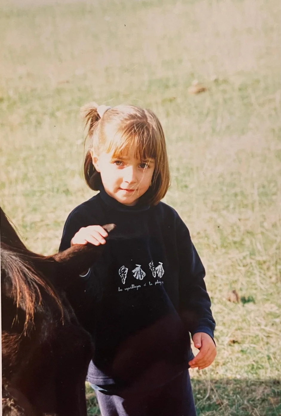 Portrait de la fondatrice de Pi Hand Co, enfant, auprès d’un cheval